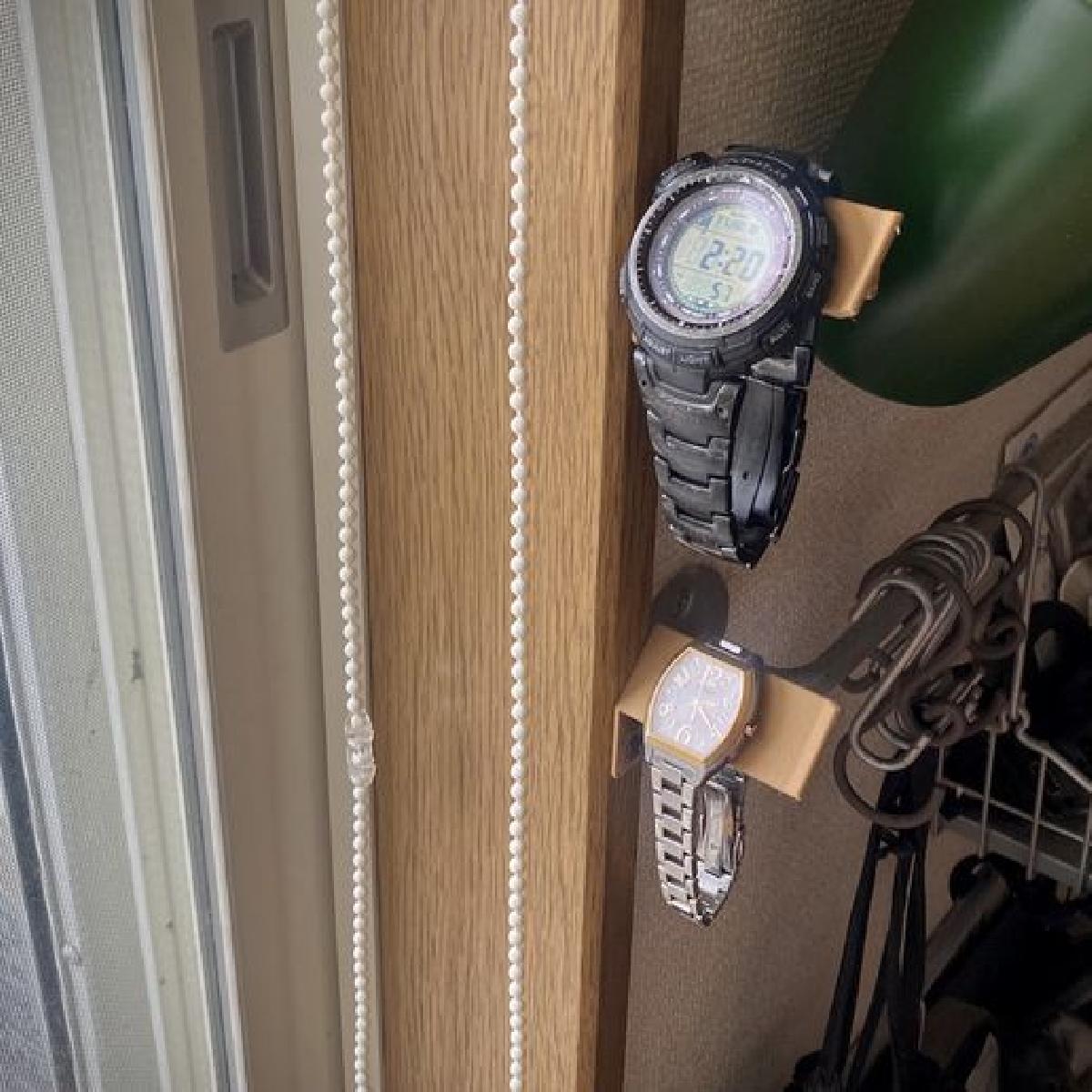 Um suporte de carga fixo a moldura da janela para relogio de pulso movido a energia solar.