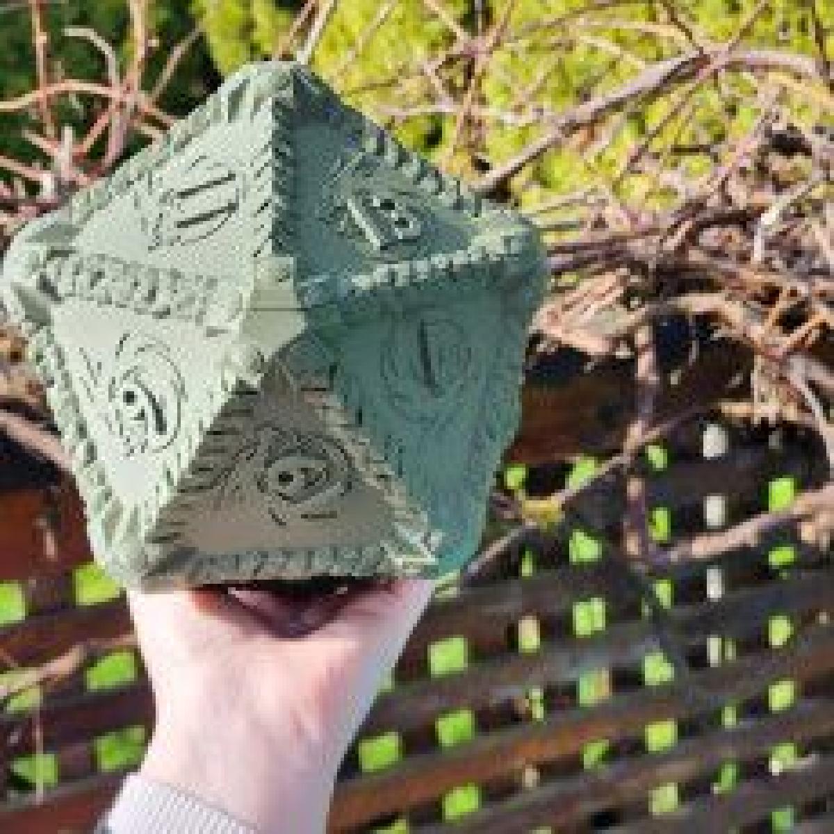 Container para dados d20 com tema de dragao.