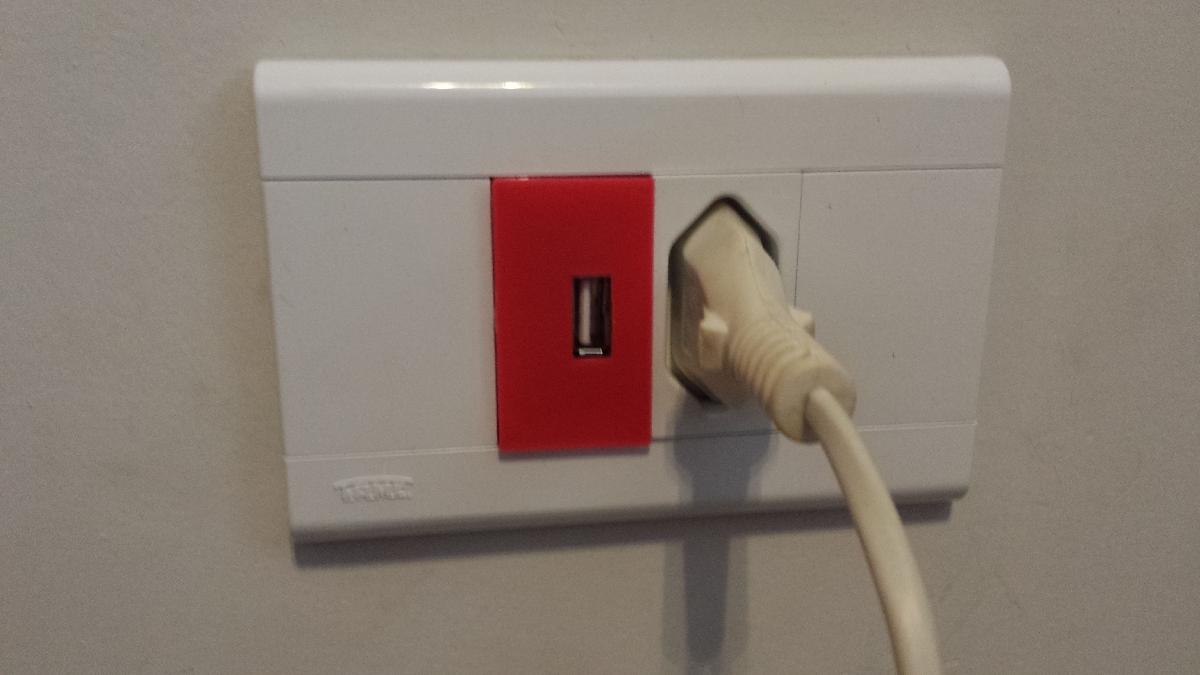 Carregador de celular embutido