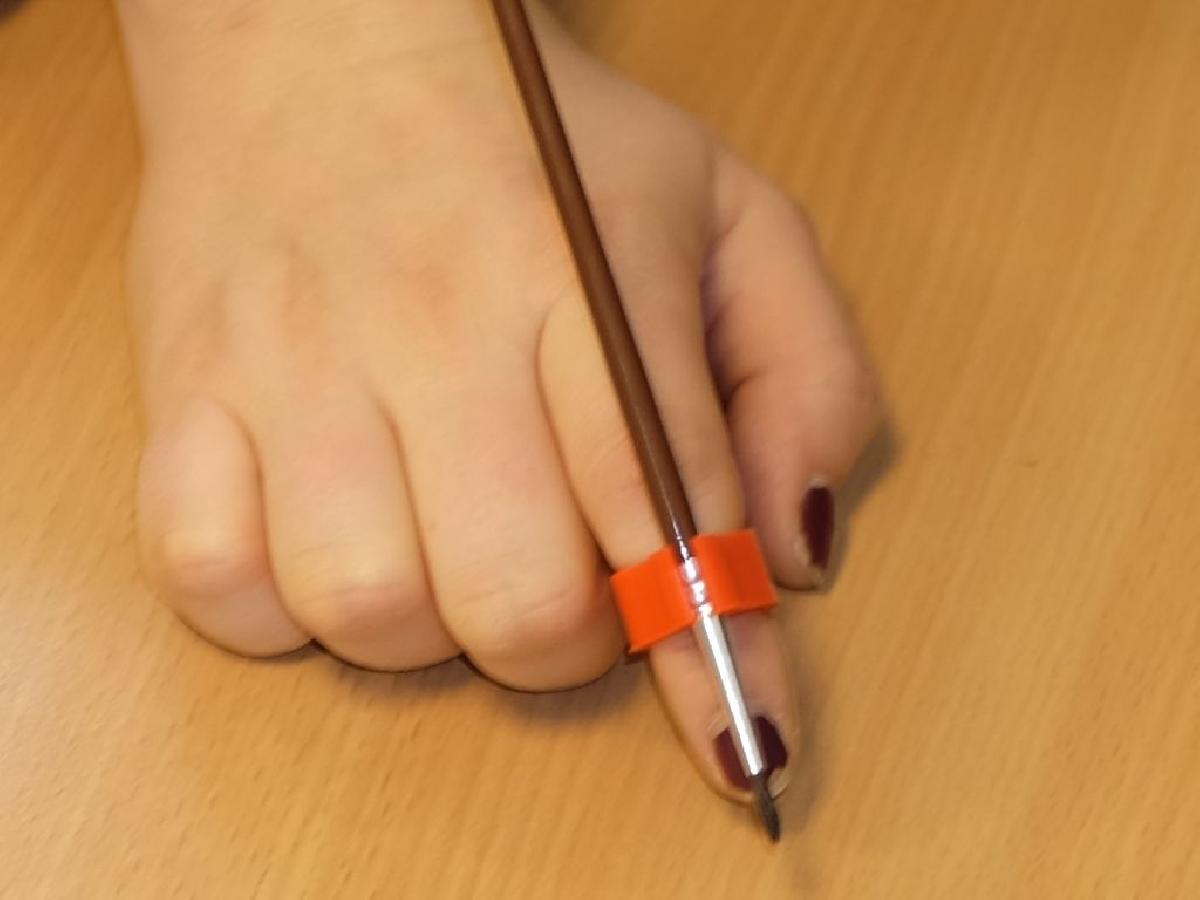 Projeto de estudante: Bague suporte de pincel / Projet etudiant en ergotherapie : bague support de pinceau
