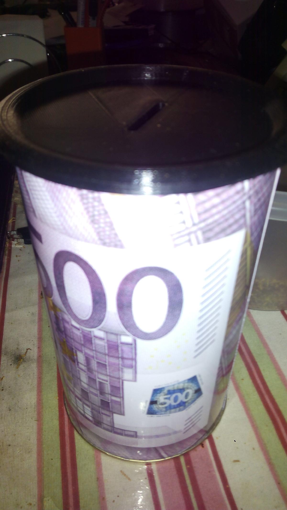 Grande caixa de dinheiro de lata.