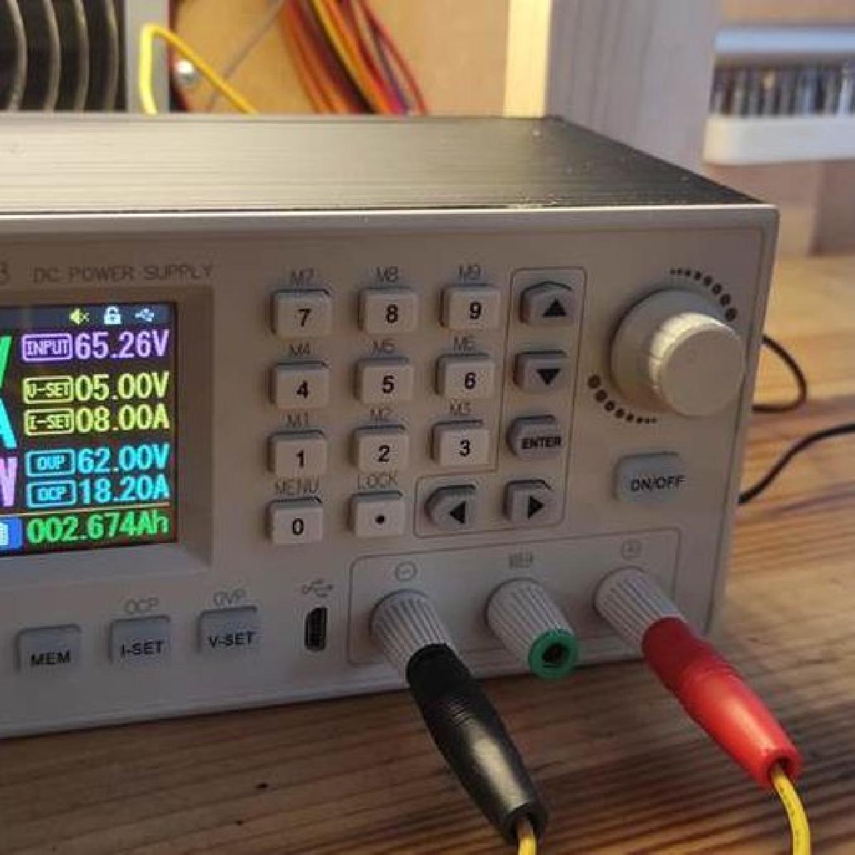 Caso compacto RD6006/6018. Entrada XT 60 12v e 70v. Resfriado por ventilador.