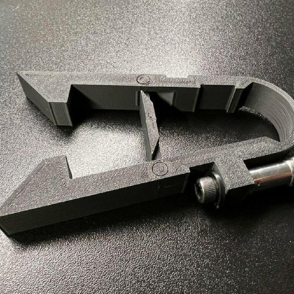 Ferramenta de recuperacao de discos de disc golf com suporte para poste.