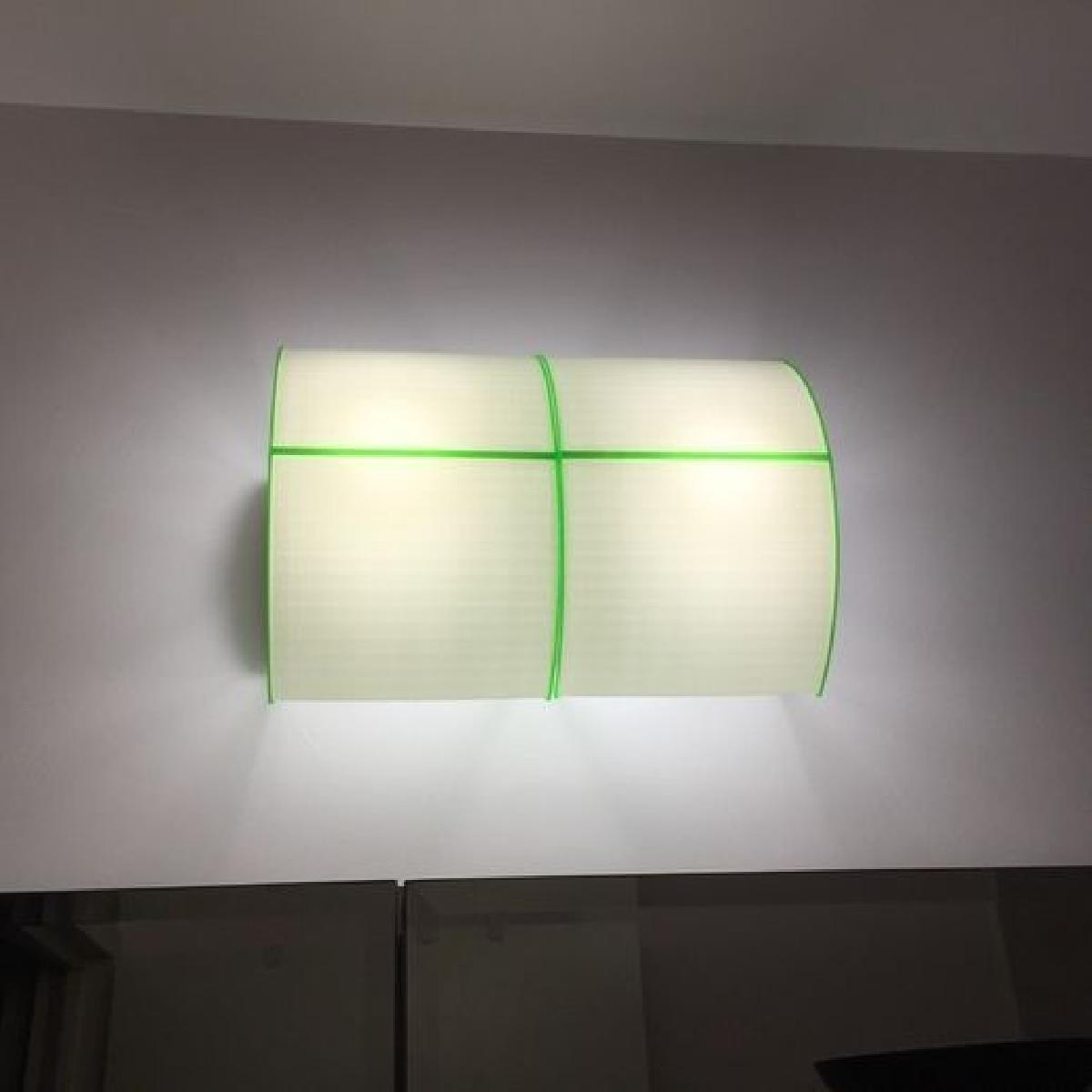 Aplique de luz para banheiro, montado na parede.
