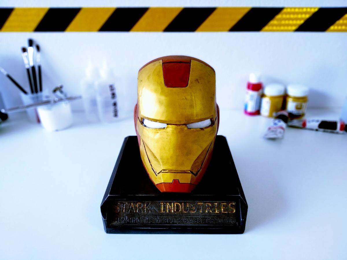 Busto de Ironman envelhecido com base