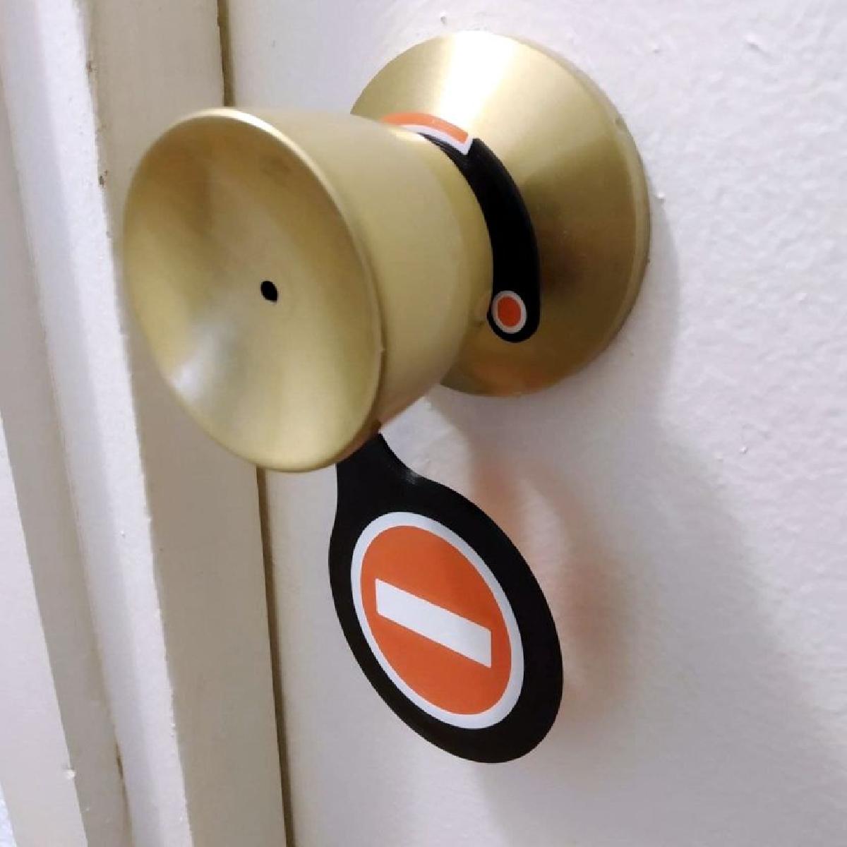 Sinal de nao entrar para a macaneta da porta