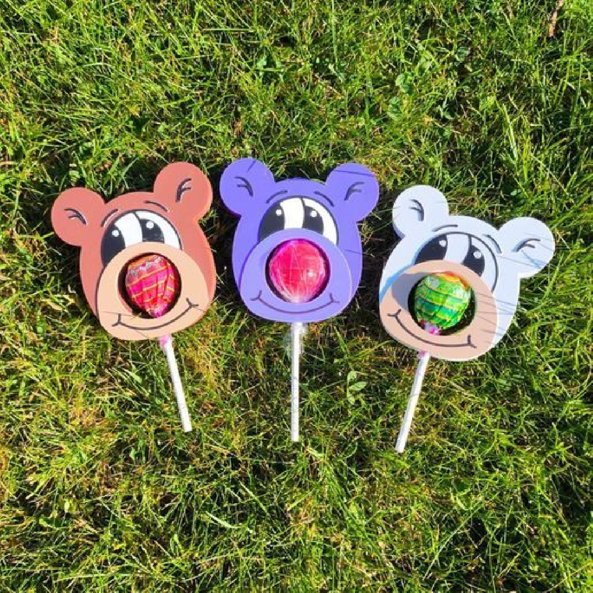 Urso com nariz de pirulito.