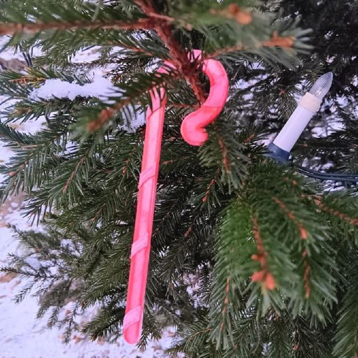 Enfeite de arvore de Natal em forma de bengala doce.