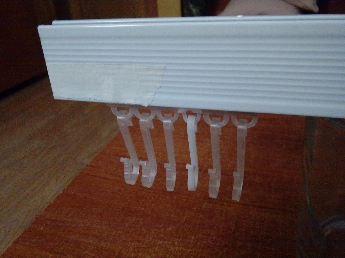 Trilho e gancho de cortina de banheiro.