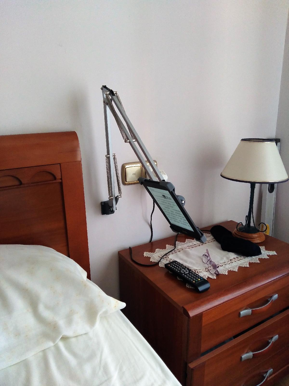 Suporte para Kindle na lampada Tertial da Ikea