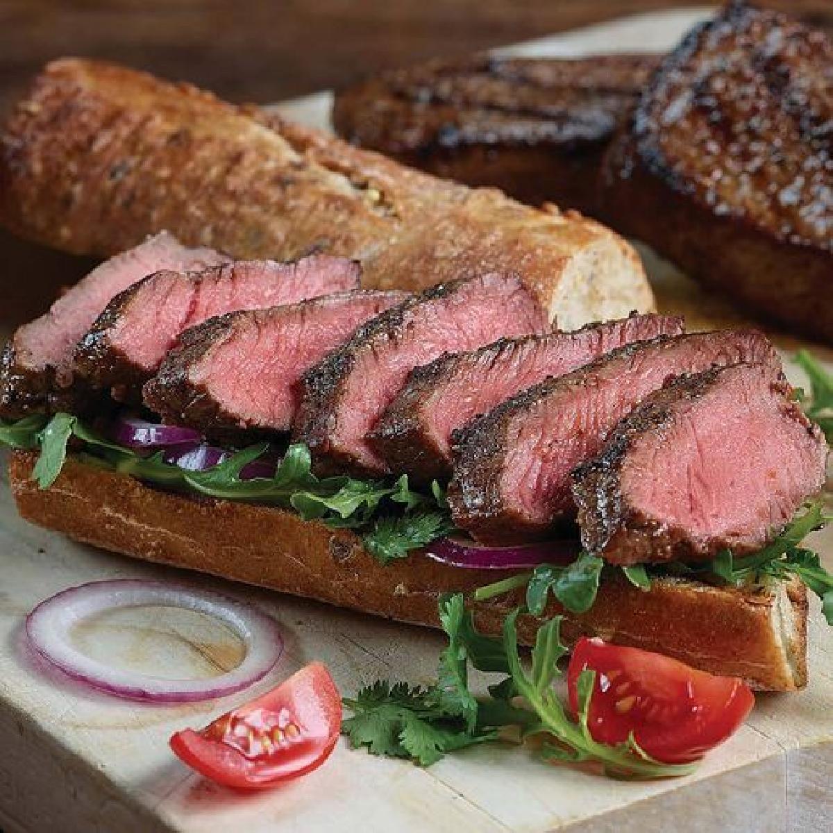 Faca Indominavel de Carne Primal Protegendo os Meninos da Sociedade