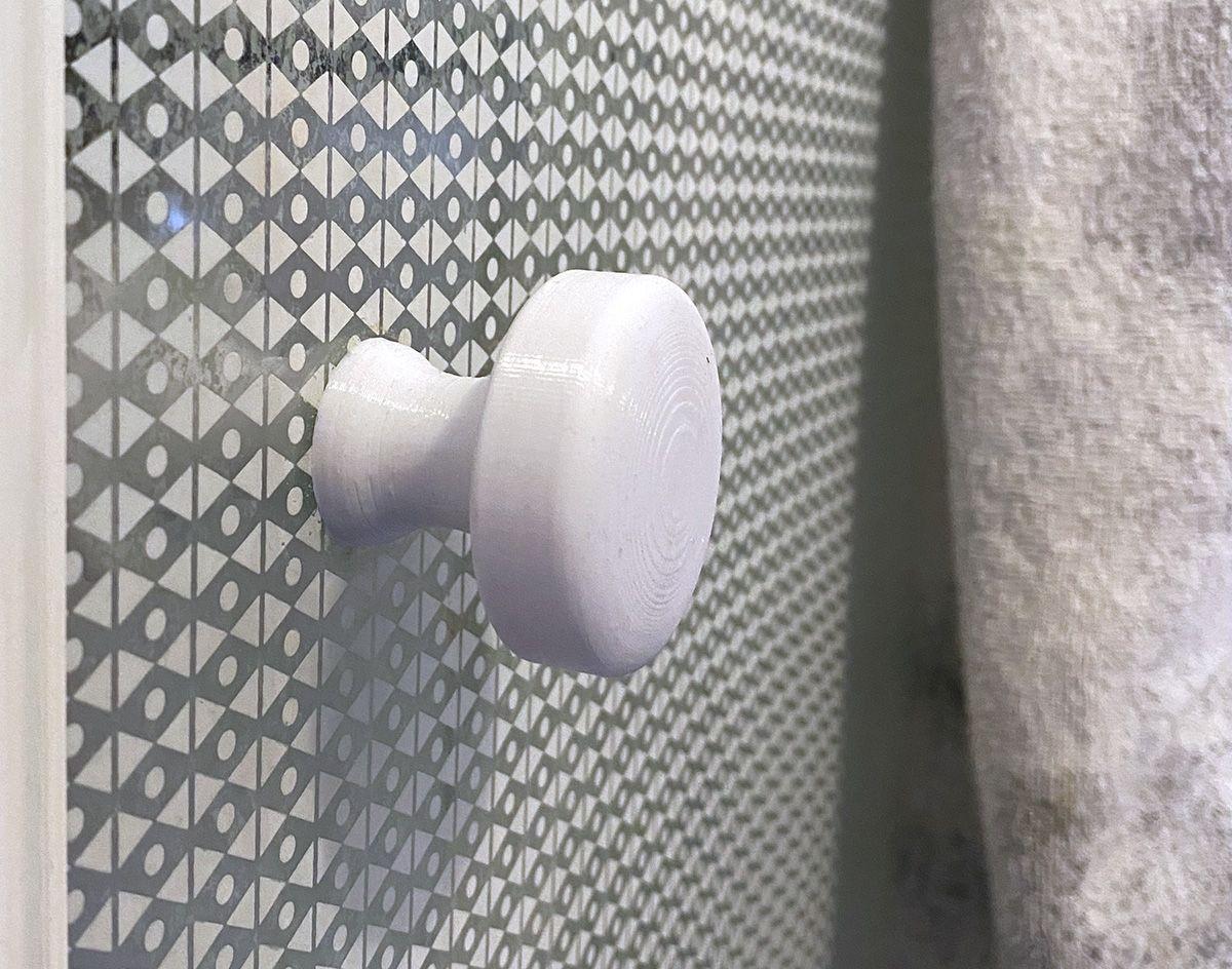 Mao da porta do chuveiro