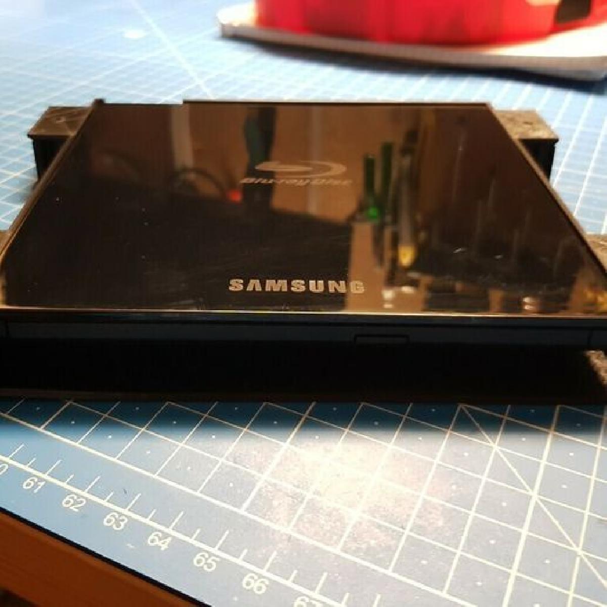 montagem de drive de DVD Blu ray externo sob a mesa