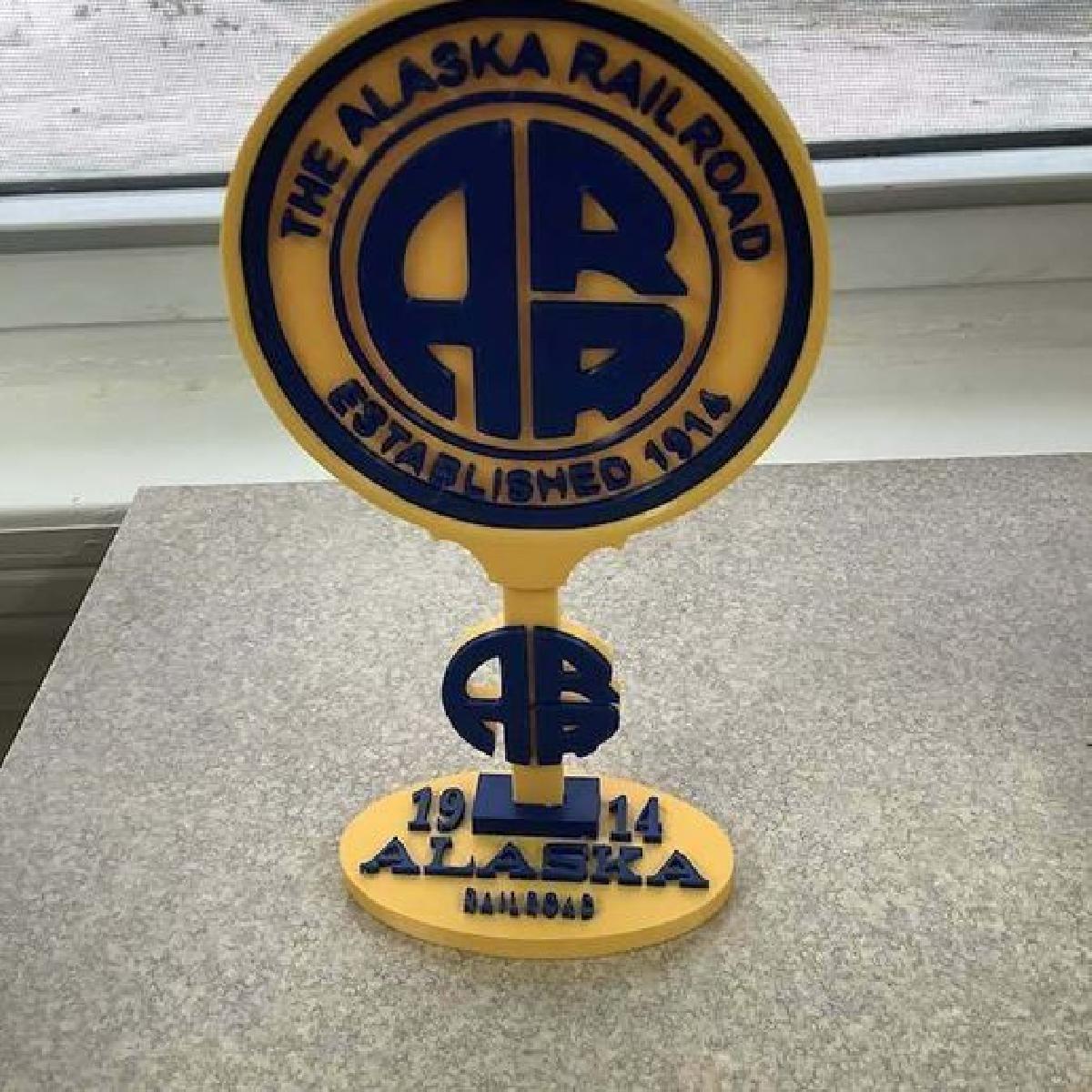 A placa da Ferrovia do Alasca.