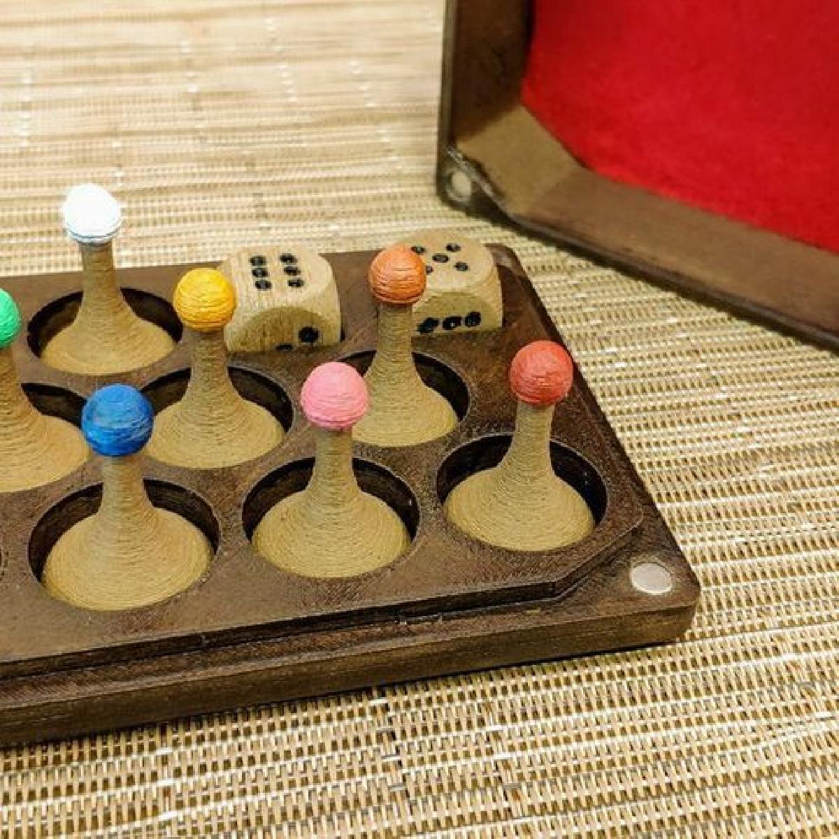 Caixa de pedine e dados