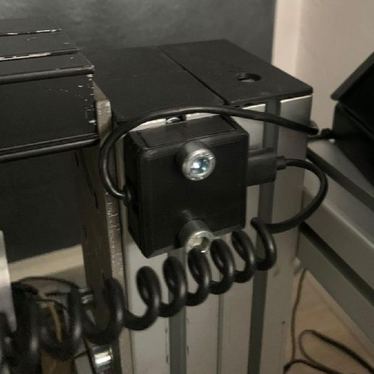 SUPORTE PARA CABO USB PERFIL DE ALUMINIO