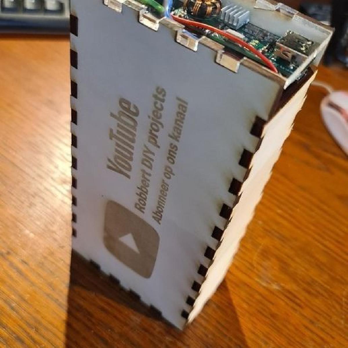 Banco de potencia enorme (corte a laser) com quase 37A de capacidade.