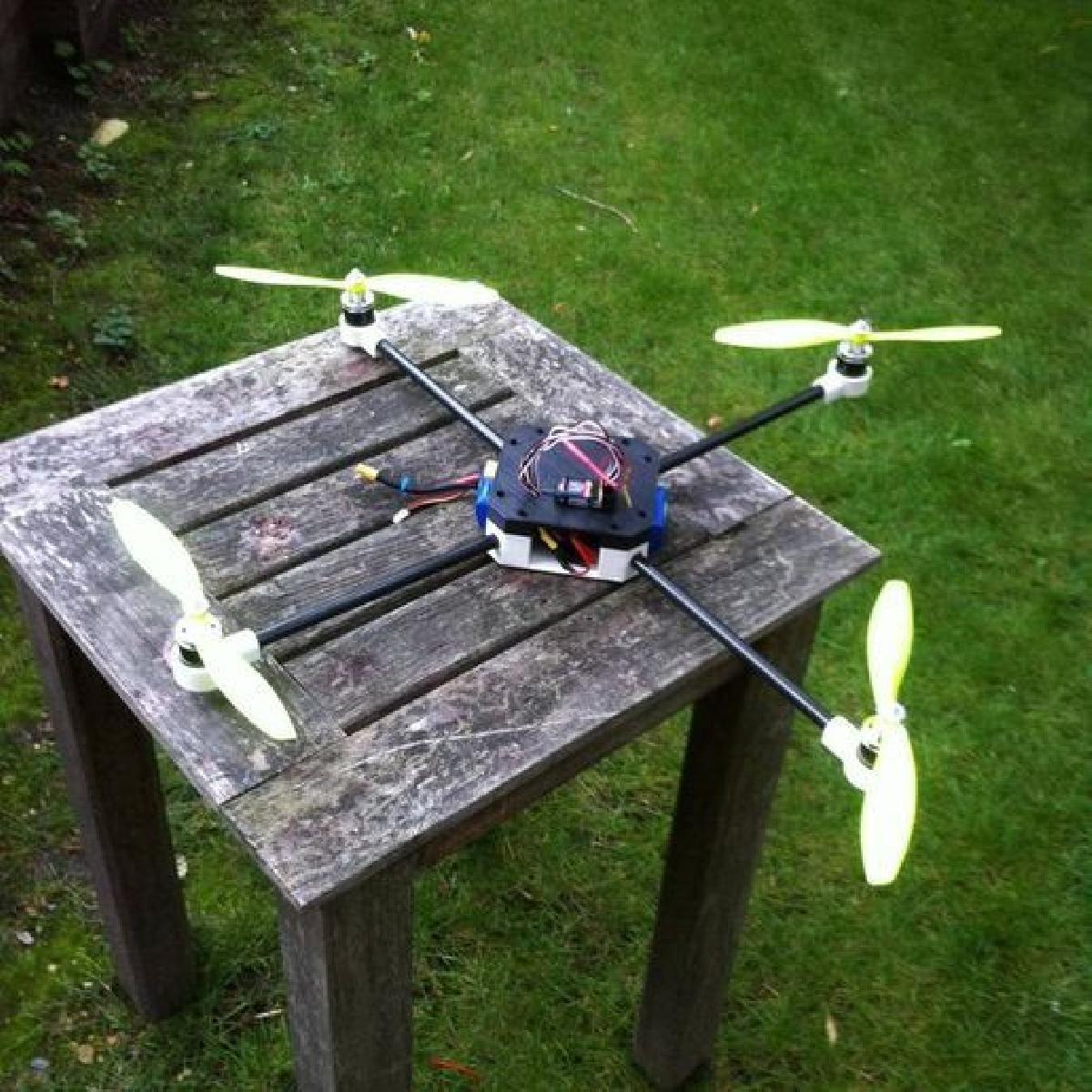 quadcopter impresso em 3D + fibra de carbono