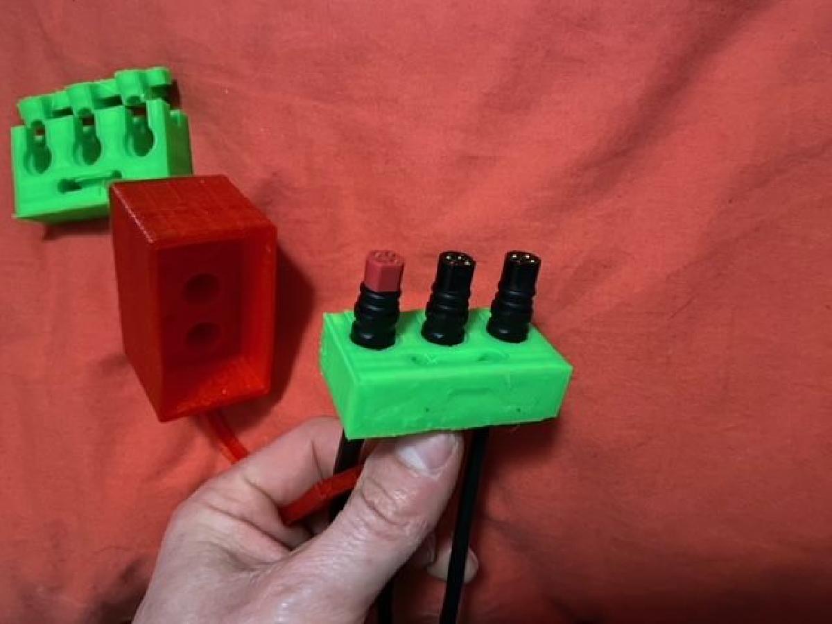 Conector de cabo facil da Garmin com trava e protetor.