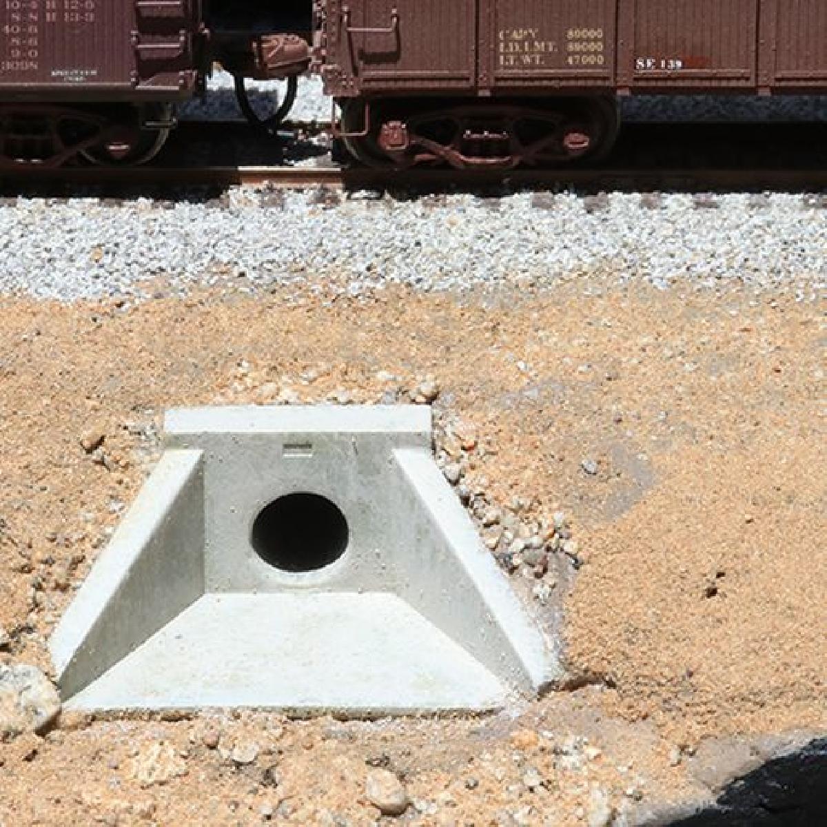 DUTO DE DRENAGEM EM CONCRETO, MODELO EM ESCALA HO