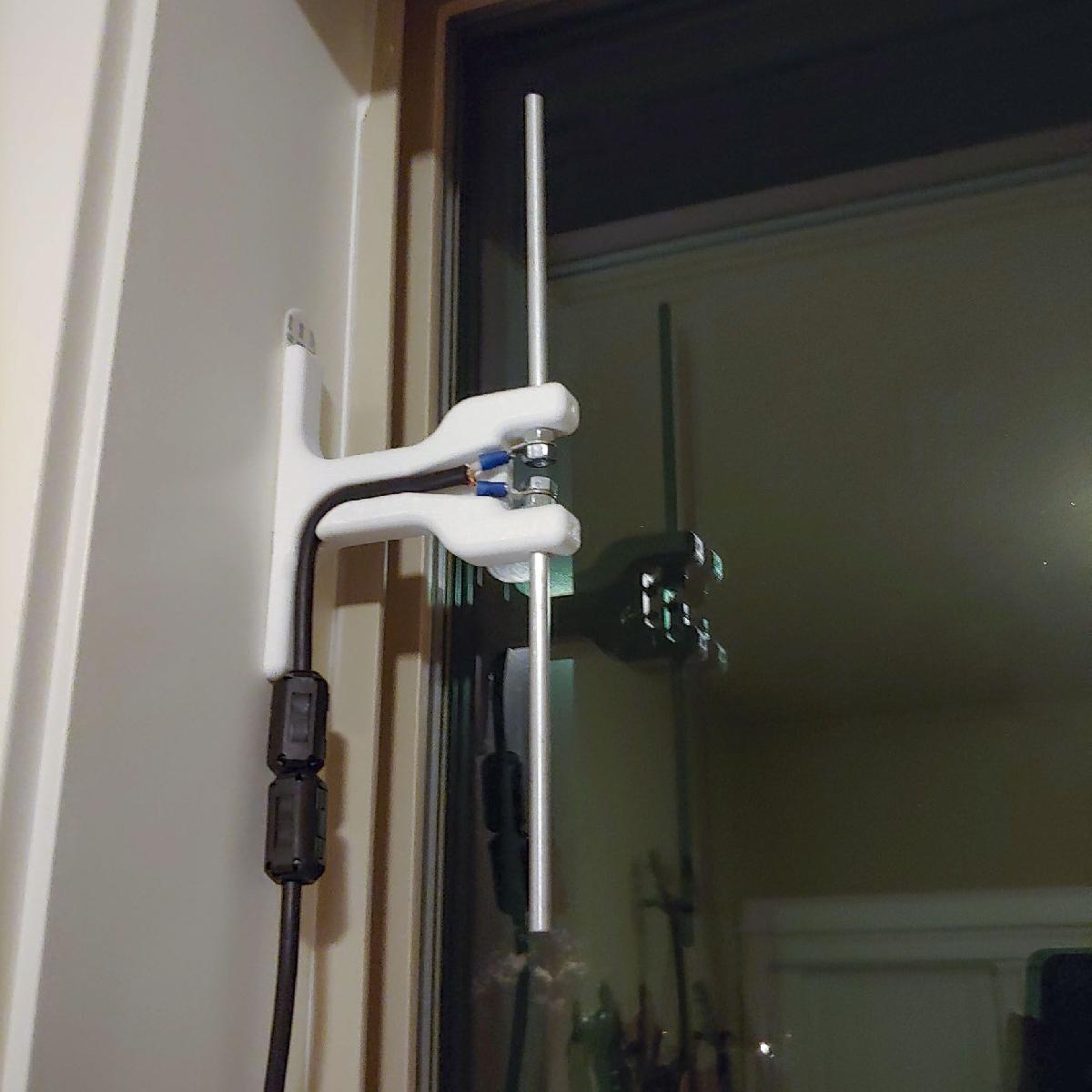 Montagem em janela de antena dipolo