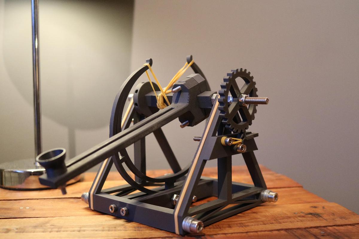 Catapulta inspirada em Leonardo da Vinci