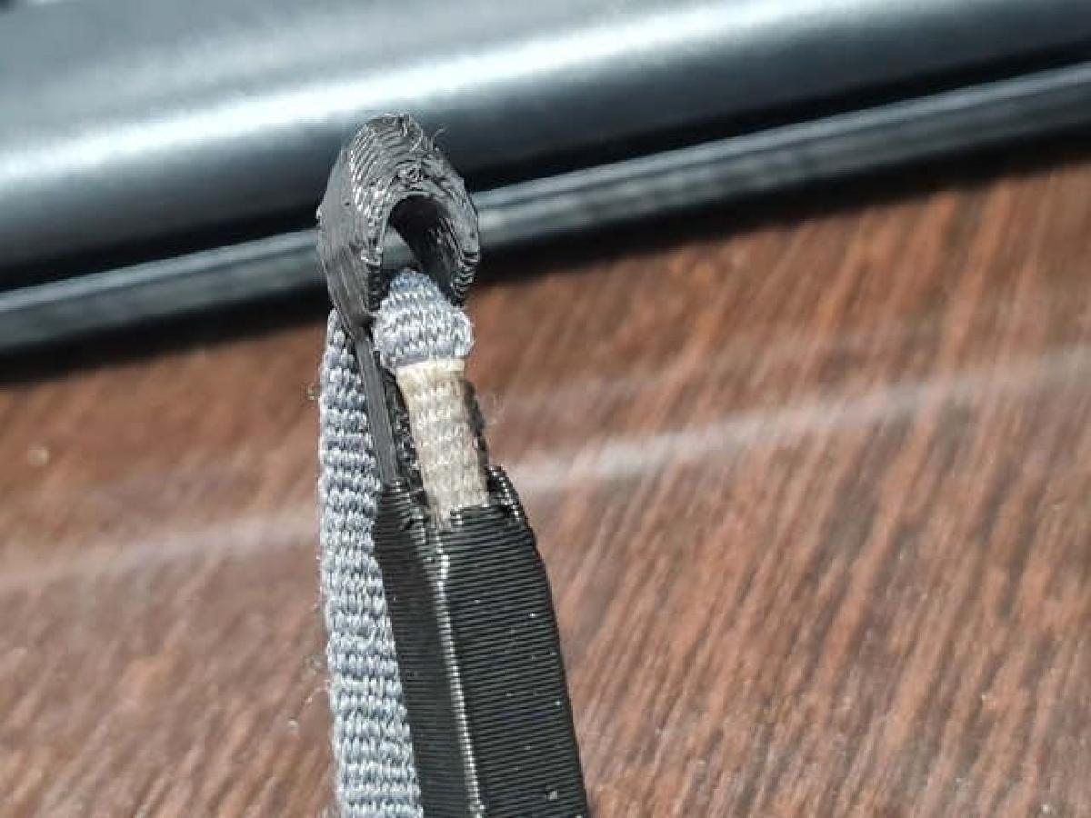 Item para colocar o cordao de volta nos shorts/calcas.