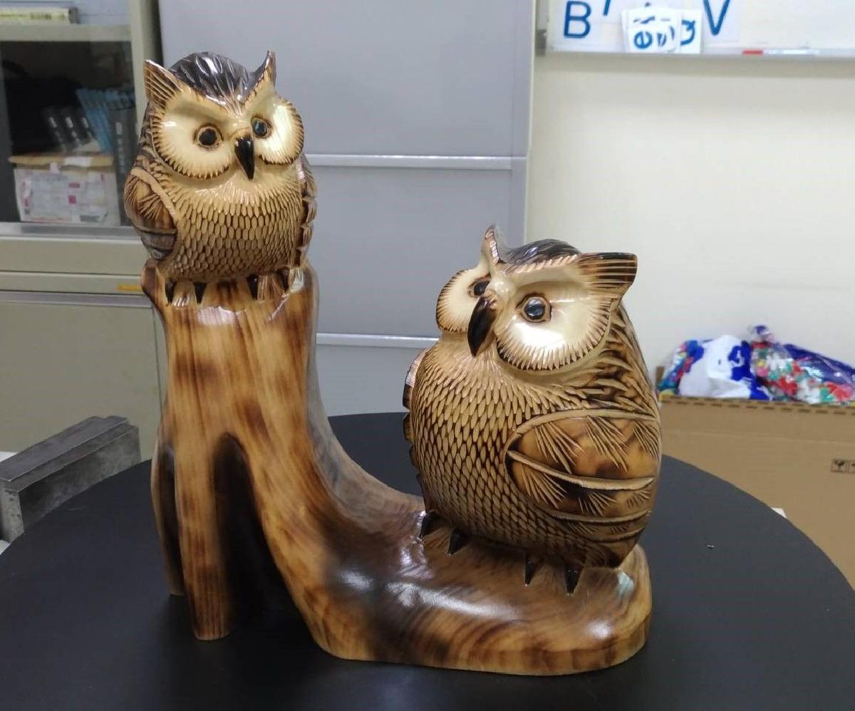 Coruja feita de entalhe em madeira