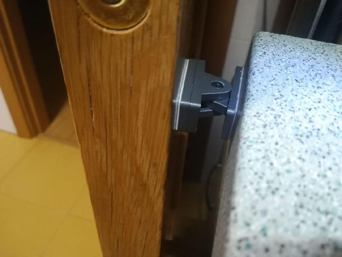 Segura a porta com imas.