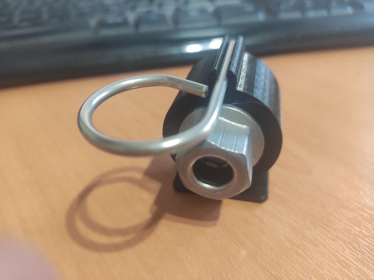 Container sob o banco do Volkswagen Taos para chave do cadeado de roda.