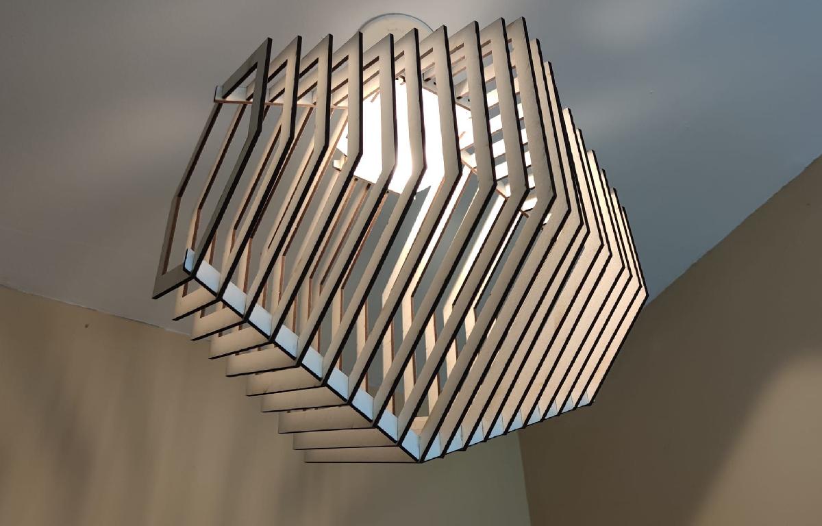 Lampada pendente para corte a laser com espessura de 3 mm.
