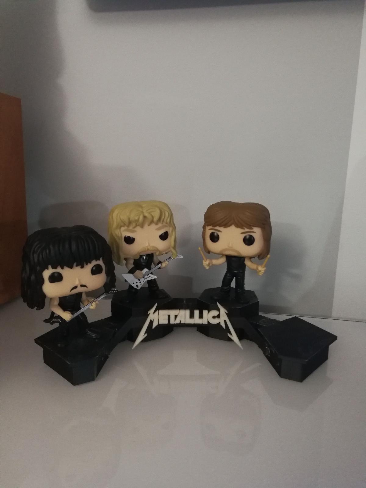 Estande de exposicao para o conjunto Funko Pop Metallica