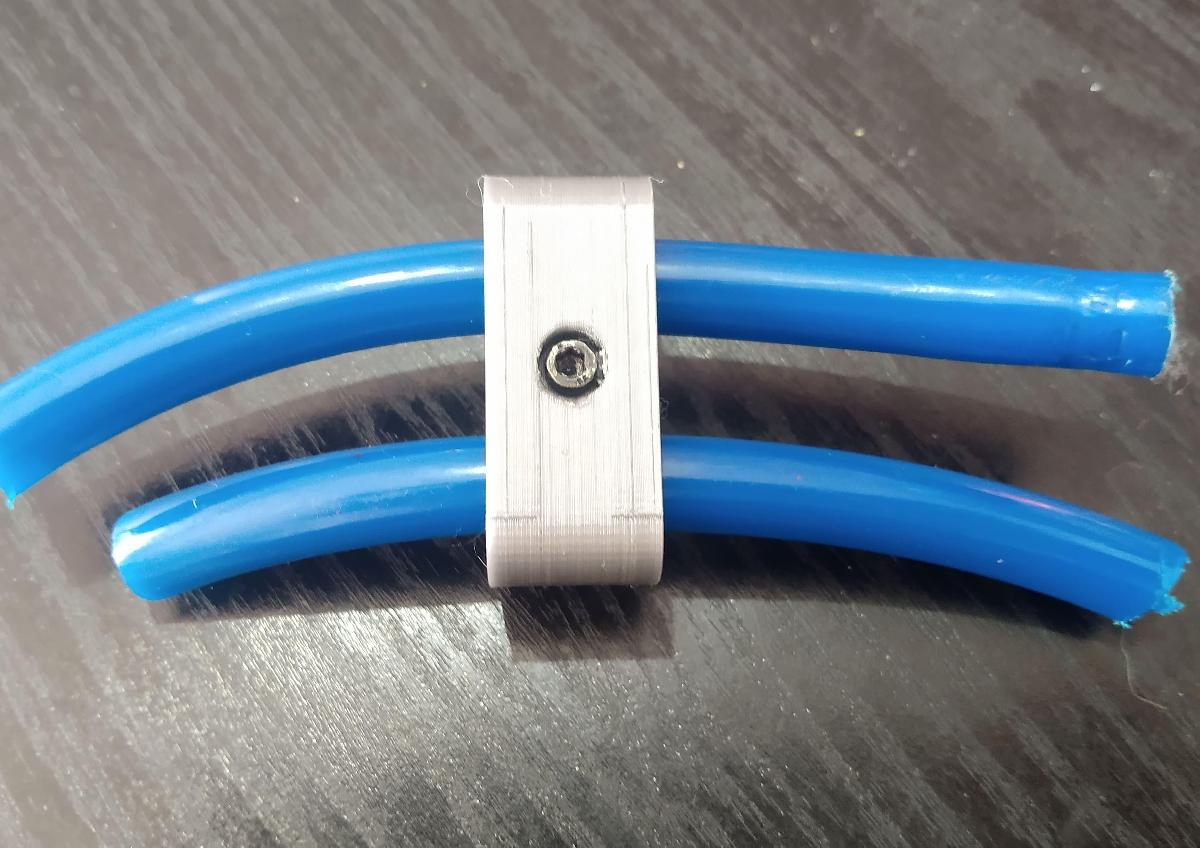 Bracadeira para dois mangueiras