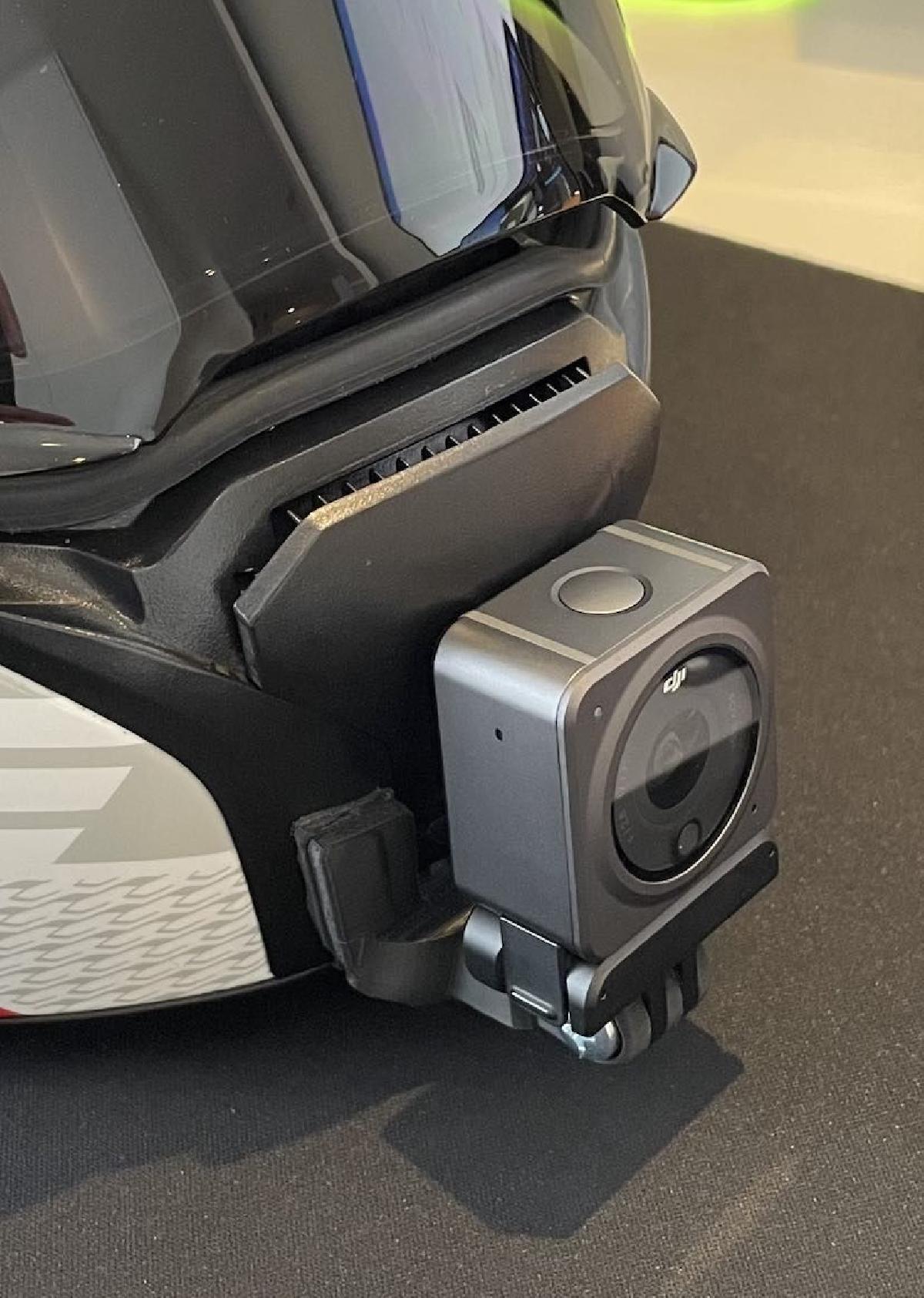 Suporte para GoPro no capacete de corrida da BMW