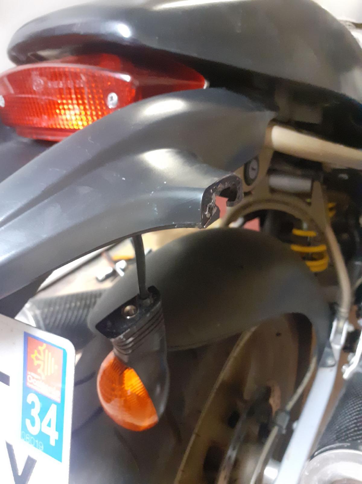 Ducati Monster 600 (Suporte de reparacao do pisca pisca traseiro)