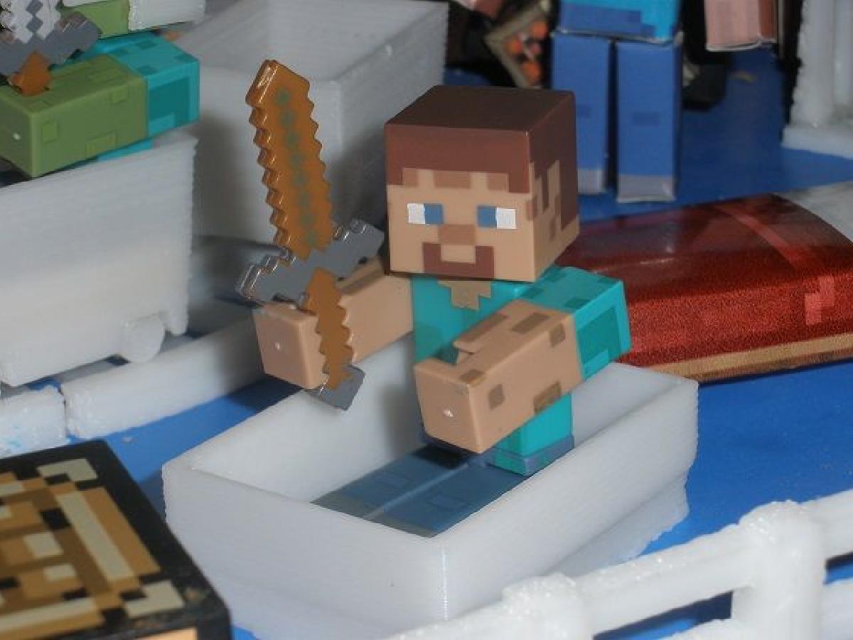Barco do Minecraft dimensionado para figuras do Minecraft vendidas em lojas.