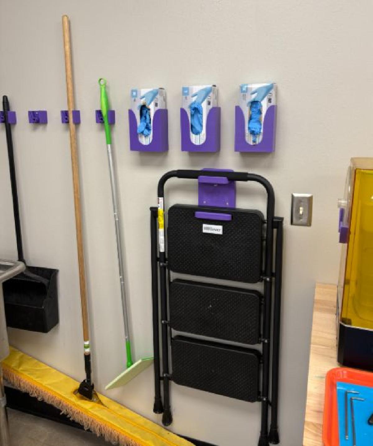 Suporte de parede para banquinho