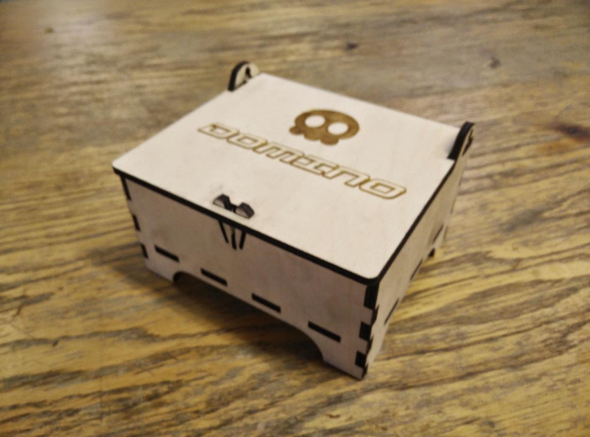Caixa cortada a laser para um conjunto de dominos 50x30