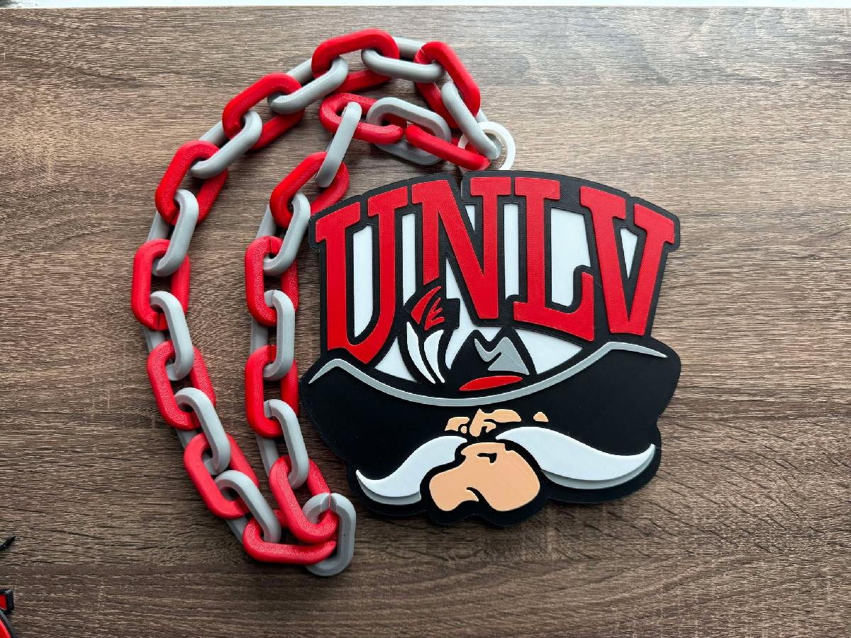 Colar Oversized dos Rebeldes da UNLV, Pingente