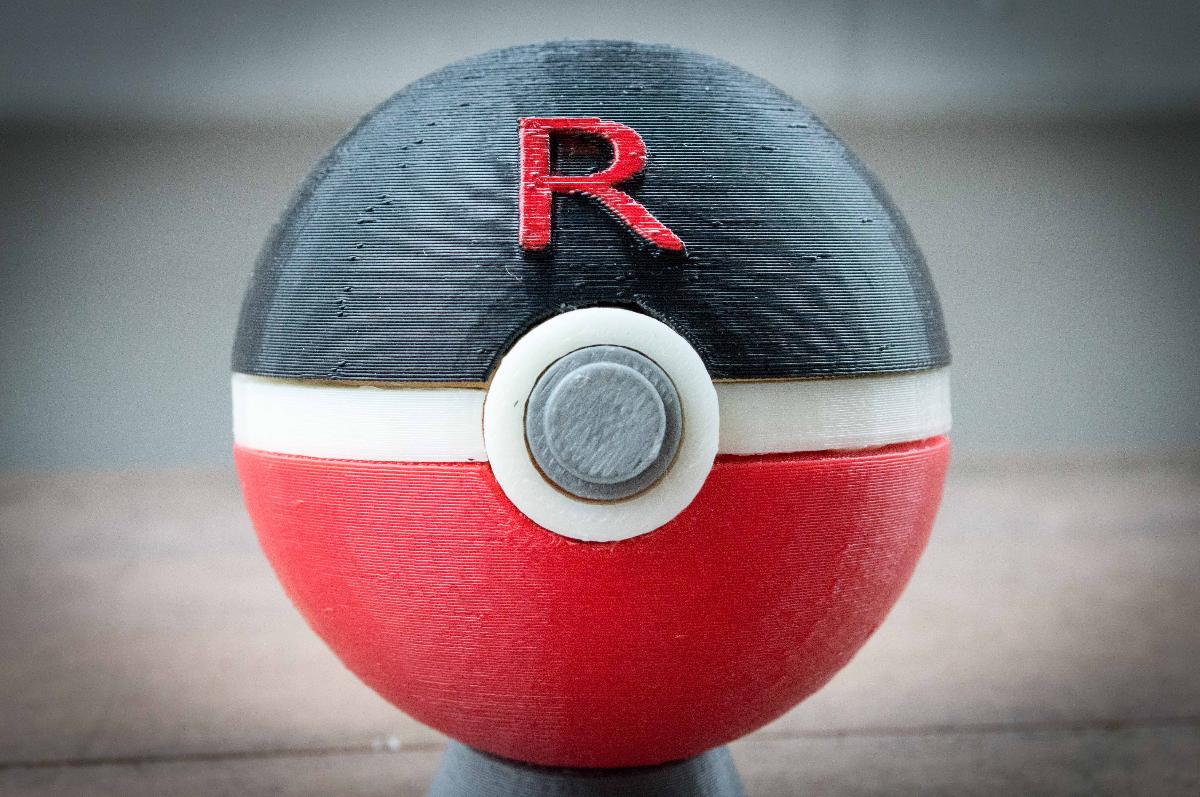 Pokebola Rocketball da Equipe Rocket, com fecho magnetico