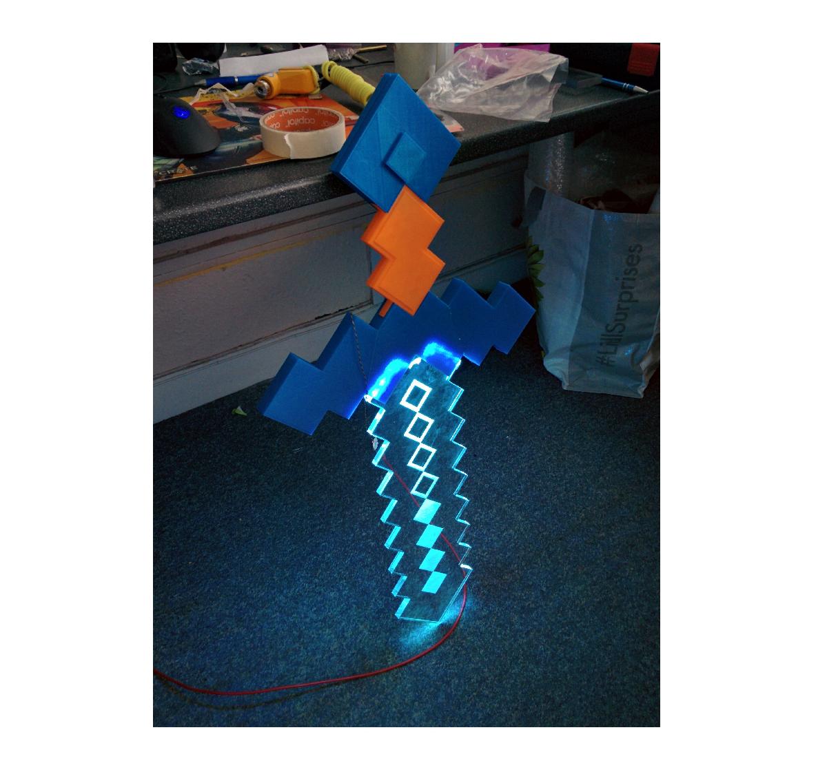 Espada estilo Minecraft iluminada