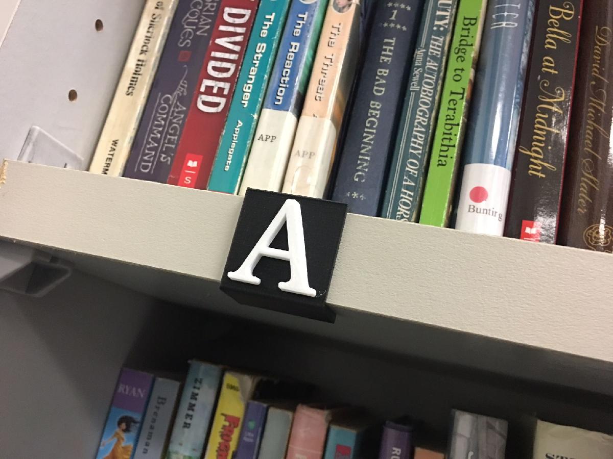 Clipes para Prateleira de Biblioteca da Sala de Aula