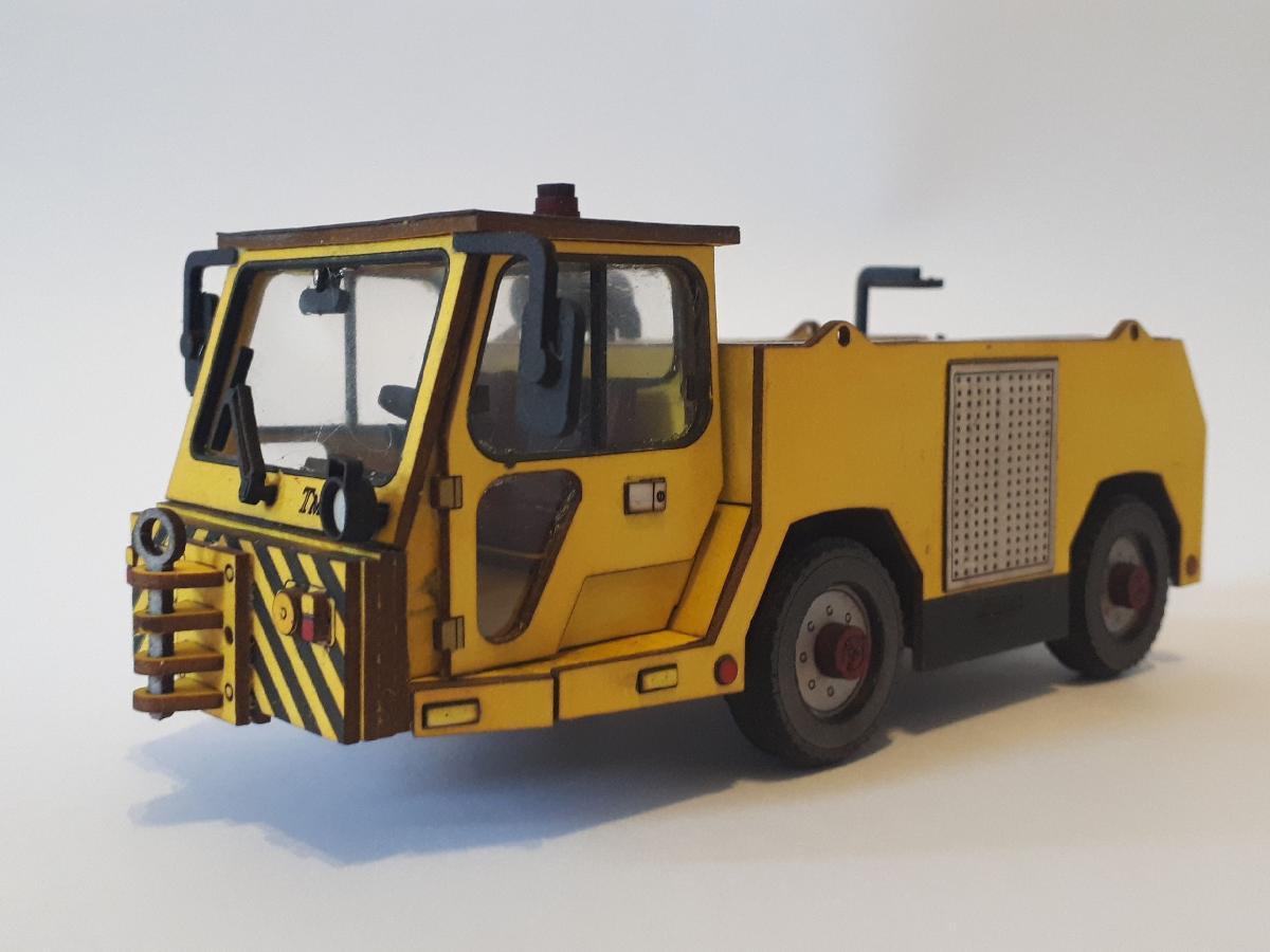 Trator de reboque de aerodromo TMX 60. Modelo 1:28 corte a laser. Papelao.