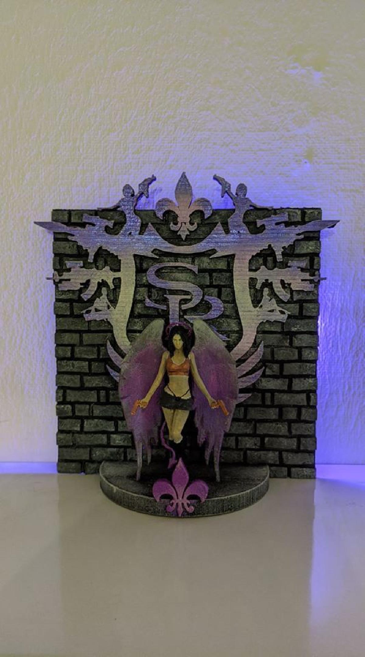 Estatua de Saints Row com fundo.