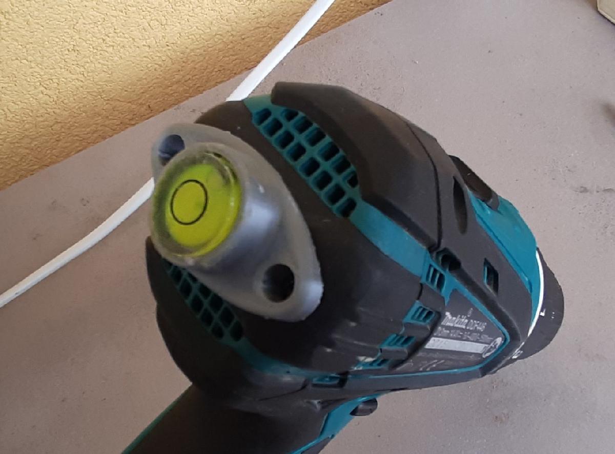 Aperfeicoamento da chave de fenda Makita com nivel de bolha