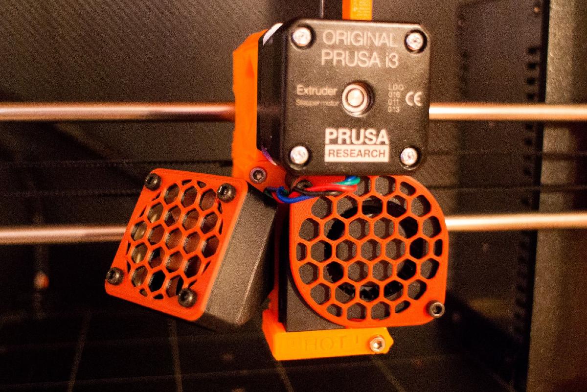 Adaptador Inclinado para Ventilador UPGRADE Noctua + 2x Tampa de Ventilador