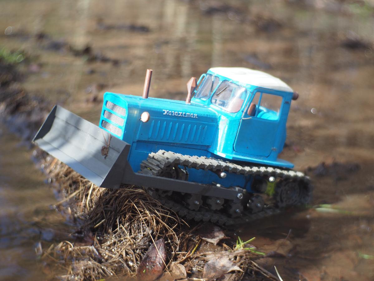 Trator sovietico RC DT 75 Cazaquistao (escala 1/10)