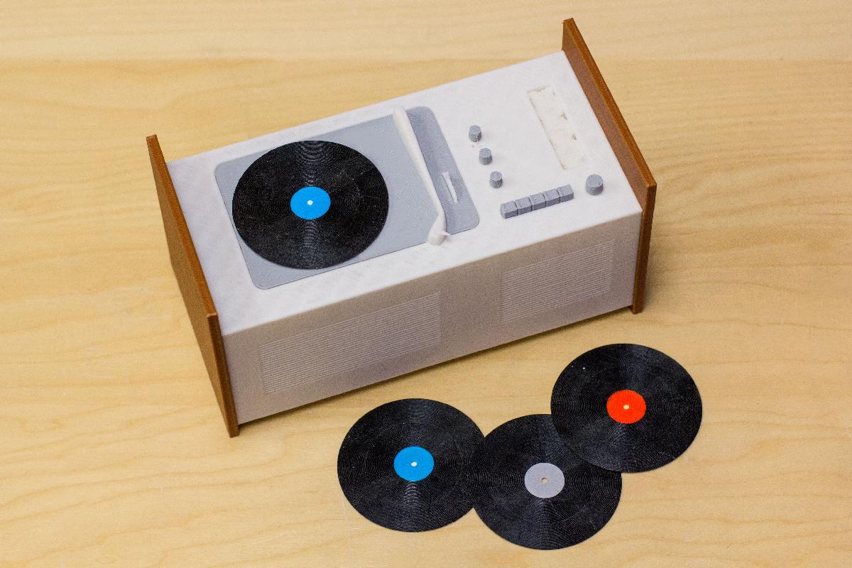 Tocador de discos multicolorido e discos