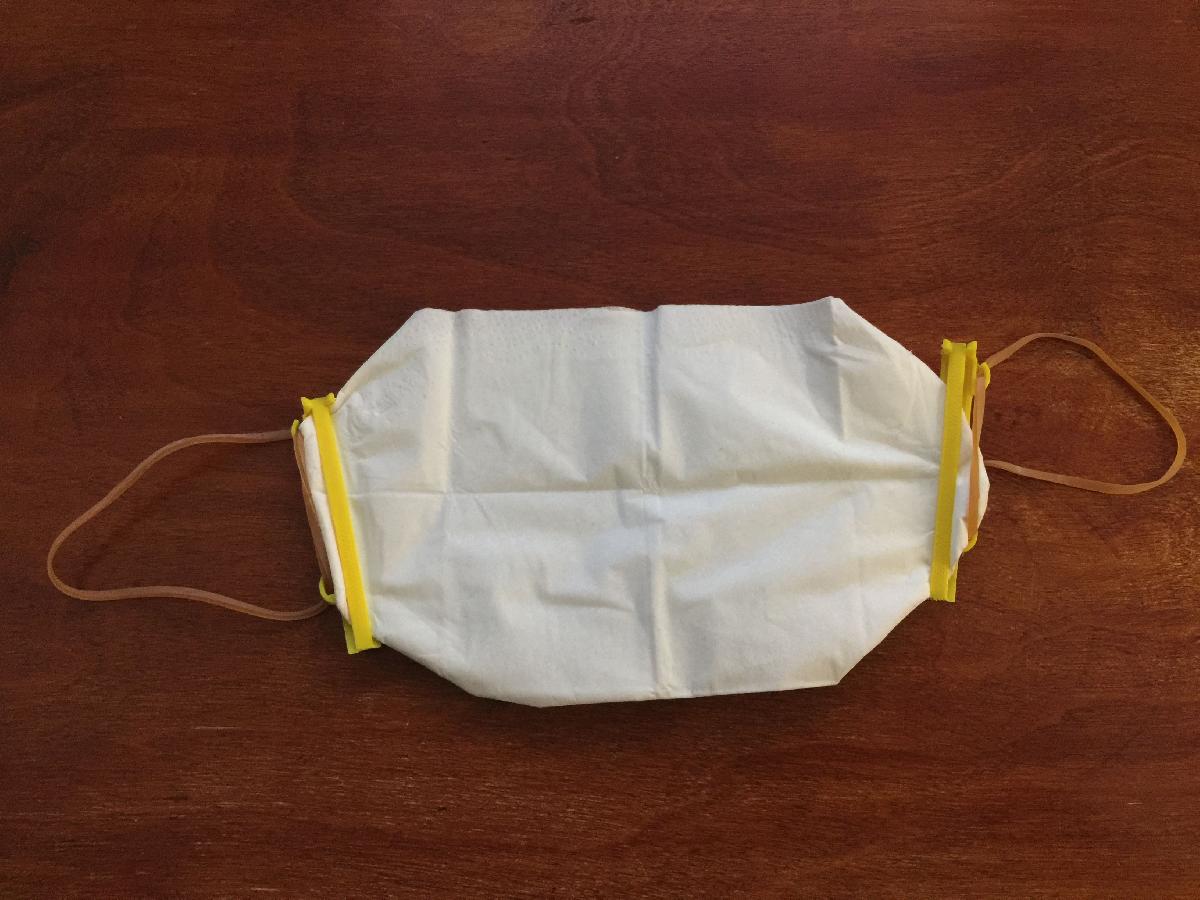 prendedores para fazer mascara com um lenco de papel