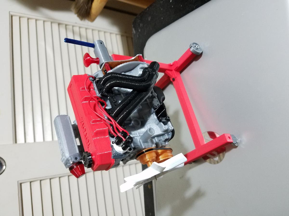 Modelo funcional do motor Toyota 22RE em escala 1/10.